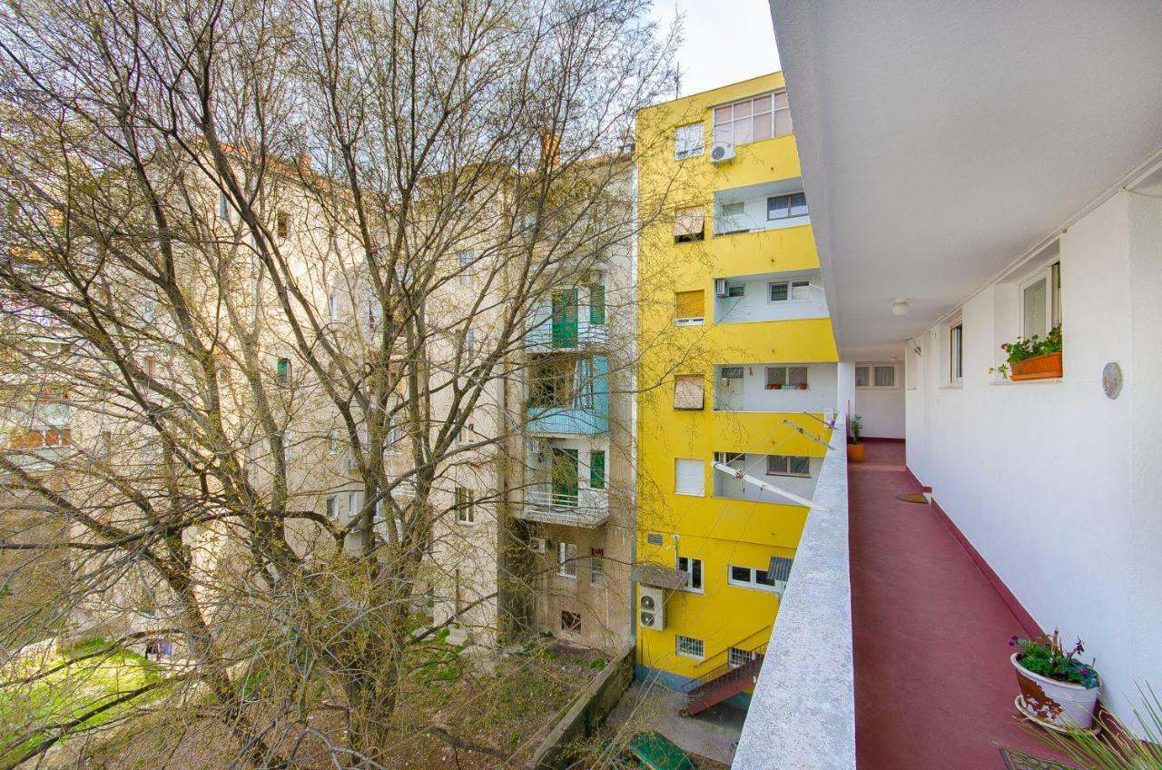 Side By Side Apartments Split Exterior photo